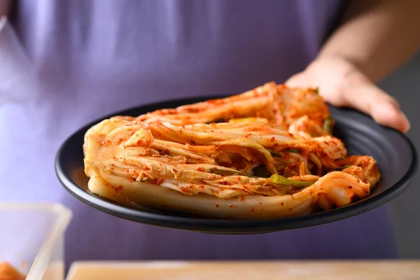 Kubis Kimchi Atas Piring Dengan Tangan Makanan Tradisional Korea Buatan — Stok Foto