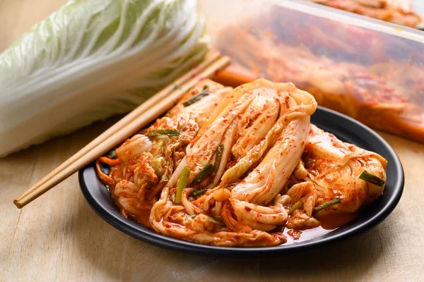 Kubis Kimchi Atas Piring Dengan Sumpit Makanan Tradisional Korea Buatan — Stok Foto