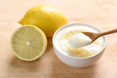 Limonlu yoğurt, bal ve kaşıkla yemek, sağlıklı yemek ve güzellik.