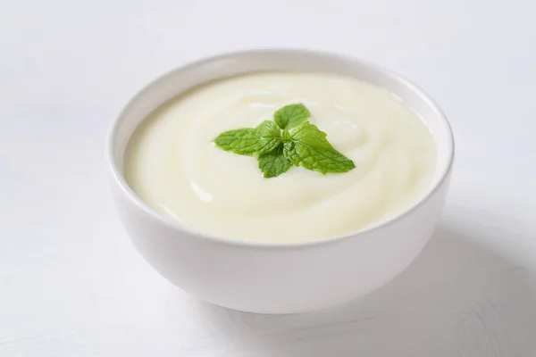 Jogurt Misce Liściem Mięty Białym Tle Zdrowe Jedzenie — Zdjęcie stockowe