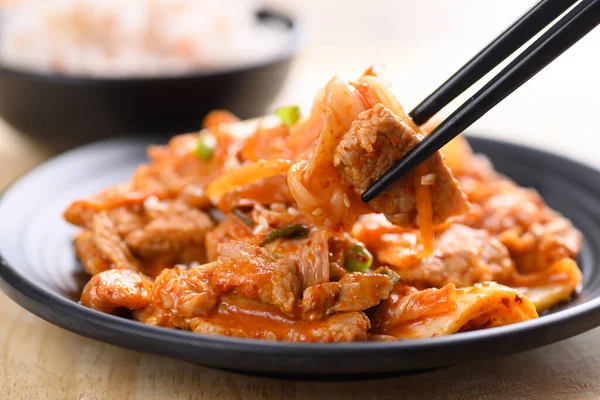 Míchané Smažené Kimchi Zelí Vepřovým Masem Vařenou Rýží Hůlek Domácí — Stock fotografie