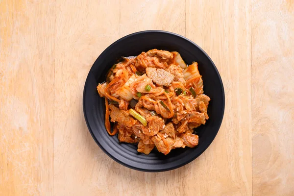 Repolho Kimchi Frito Com Carne Porco Fundo Madeira Comida Coreana — Fotografia de Stock