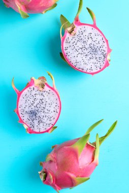 Renkli arka planda ejderha meyvesi veya pitaya, tropikal meyve