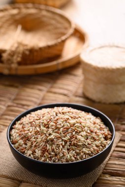 Organik Tayland kahverengi pirinç taneleri (kargo pilavı, Loonzain pilavı veya kabuklu pirinç), sağlıklı yiyecekler