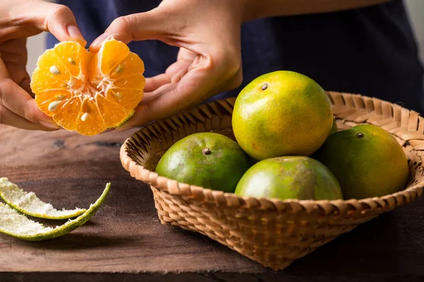 Kvinna Hand Skalade Grön Mandarin Apelsin Frukt Och Äta Friska — Stockfoto