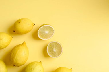 Sarı arkaplanda taze limon, düz yatış, üst görünüm