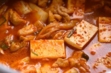 Kore yemeği, kimchi çorbasını domuz eti ve soya peyniri ile kapat.