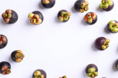 Beyaz arka planda mangosteen meyvesi, düz uzanmış, tropikal meyve