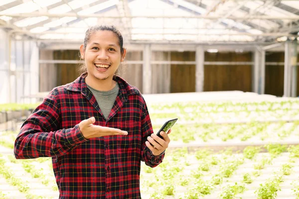 농장에서 관리하기 스마트폰을 사용하는 아시아 — 스톡 사진