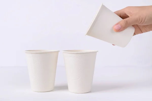 Biologisch Abbaubare Kaffeetasse Aus Naturfaser Mit Hand Auf Weißem Hintergrund — Stockfoto