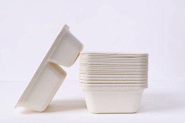 Beyaz zemin üzerinde doğal liften yapılmış biyolojik çözünebilir kase, çevre dostu ve sürdürülebilirlik kavramı