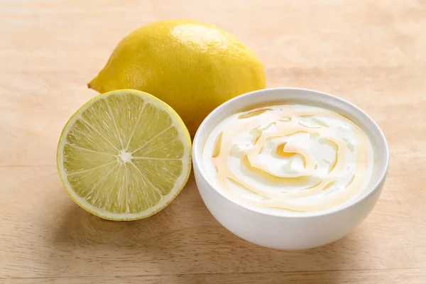 新鲜柠檬和酸奶在一个装有蜂蜜 健康饮食和美容护肤的碗里 — 图库照片