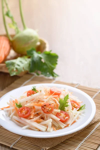 Salad Dengan Irisan Daun Kohlrabi Wortel Tomat Dan Mizuna Pada — Stok Foto