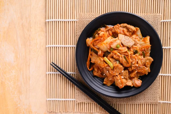 Comida Coreana Col Kimchi Frita Con Cerdo Palillos Sobre Fondo — Foto de Stock