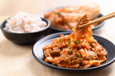 Kore yemeği, kızartılmış kimchi lahana domuz eti ve pilav.