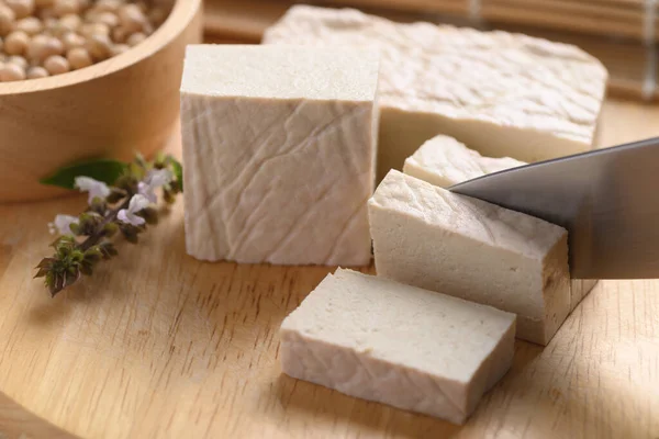 Tofu Fresco Corte Por Faca Cozinha Tábua Madeira Ingrediente Alimentar — Fotografia de Stock