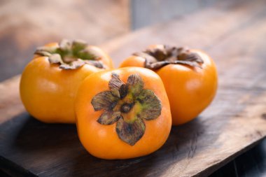 Olgun hurma meyve ahşap arka plan üzerinde