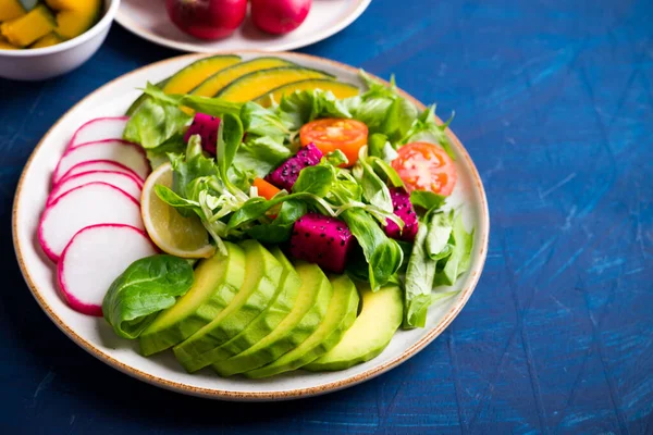 Vegan Salade Fruit Groenten Schotel Met Avocado Draak Fruit Radijs — Stockfoto