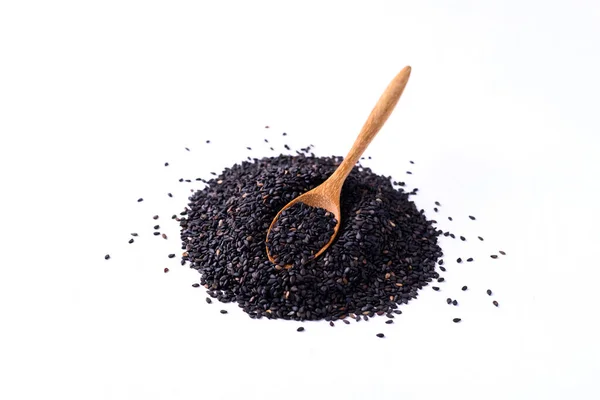 Stapel Zwarte Sesamzaad Met Houten Lepel Witte Achtergrond Voedselingrediënten — Stockfoto