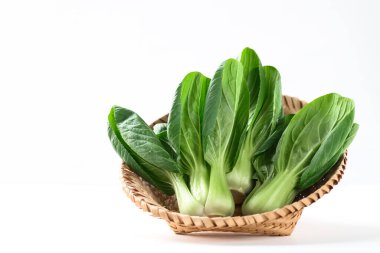 Taze Bok Choy veya Pak Choi (Çin lahanası) beyaz arka planda bambu sepetinde