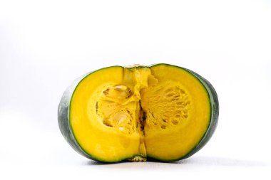 Beyaz arka planda taze yeşil balkabağı, Japon balkabağı