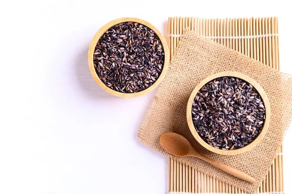 Grano Arroz Glutinoso Púrpura Tazón Madera Cuchara Sobre Fondo Blanco —  Fotos de Stock