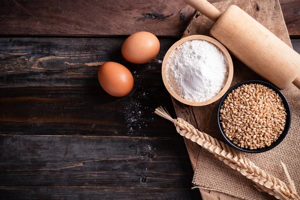 Weizenkorn Mehl Und Küchenutensilien Zum Kochen Der Backstube Auf Holzuntergrund — Stockfoto