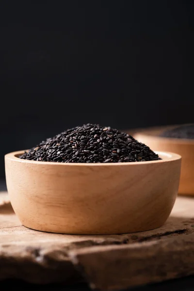 Zwarte Sesamzaad Een Kom Houten Met Zwarte Achtergrond Stilleven — Stockfoto