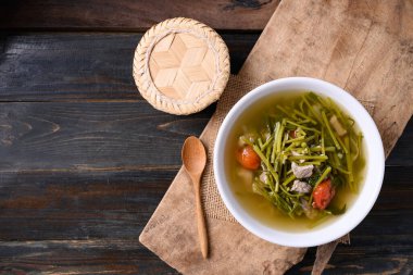 Kuzey Tayland yemekleri (Kaeng Puk Plung), Seylan ıspanağı veya Malabar ıspanak çorbası ve ahşap bir kasede domuz eti, Tayland yemeği