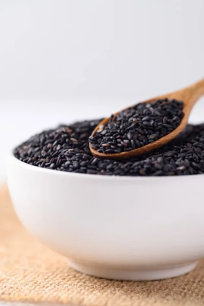 Zwarte Sesamzaad Een Witte Schaal Met Houten Lepel Voedingsingrediënten — Stockfoto