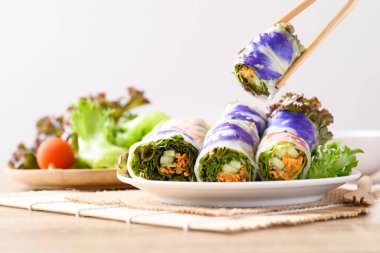 Vejetaryen salatası, sebzeli börek, sağlıklı beslenme.