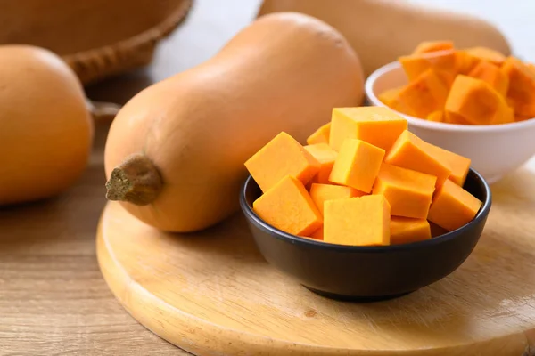 Butternusskürbis Scheiben Geschnitten Einer Schüssel Auf Holzbrett Zum Kochen — Stockfoto