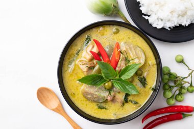 Tayland yeşil körili tavuğunun beyaz arka planda pilav ve malzemeleri.