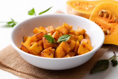 Kavrulmuş tereyağlı balkabağı kabağı kasede, güz ev yapımı yemekler.