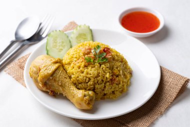 Beyaz arka planda tavuk ve acı soslu Tayland biryani pilavı.