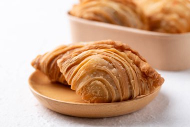 Körili puf tavuk ya da ahşap tabakta tatlı patates, Tayland usulü atıştırmalık.