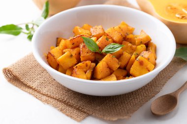 Kavrulmuş tereyağlı balkabağı kabağı kasede, güz ev yapımı yemekler.