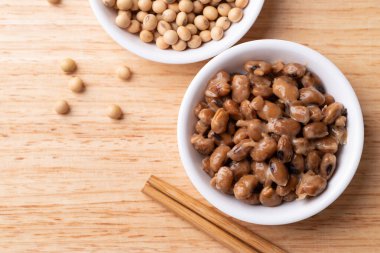 Natto (mayalanmış soya fasulyesi), geleneksel Japon yemekleri, mide sağlığı için sağlıklı beslenme, masa üstü görüş