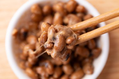 Natto (mayalanmış soya fasulyesi), geleneksel Japon yemekleri, mide sağlığı için sağlıklı beslenme, üst görünüm