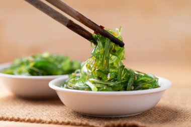 Çubuklu susam tohumlu yosun salatası.