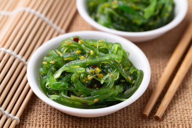 Çubuklu susam tohumlu yosun salatası.