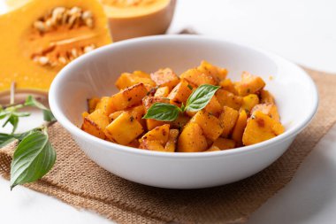 Kavrulmuş tereyağlı balkabağı kabağı kasede, güz ev yapımı yemekler.