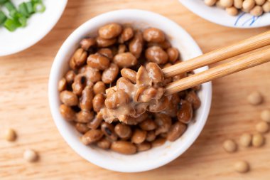 Natto (mayalanmış soya fasulyesi), geleneksel Japon yemekleri, mide sağlığı için sağlıklı beslenme, masa üstü görüş