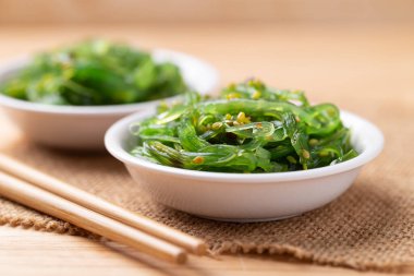 Çubuklu susam tohumlu yosun salatası.