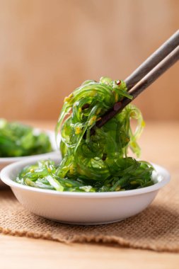 Çubuklu susam tohumlu yosun salatası.