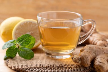 Bardakta limon ve zencefil çayı, nane yaprağı, sağlıklı sıcak içecek.
