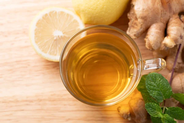 Bardakta limon ve zencefil çayı, nane yaprağı, sağlıklı sıcak içecek.