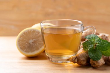 Bardakta limon ve zencefil çayı, nane yaprağı, sağlıklı sıcak içecek.