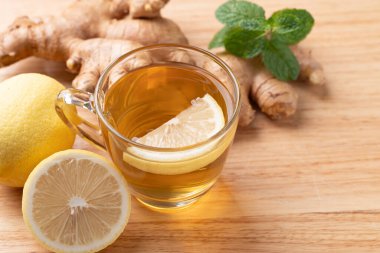 Bardakta limon ve zencefil çayı, nane yaprağı, sağlıklı sıcak içecek.