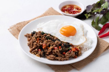 Tayland yemeği, kızarmış kutsal fesleğen kıymalı domuz kıymalı pilav ve kızarmış yumurta.